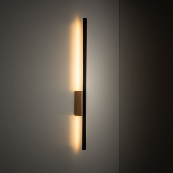 Moderne Wandleuchte mit Holzdetail und vertikaler Lichtverteilung