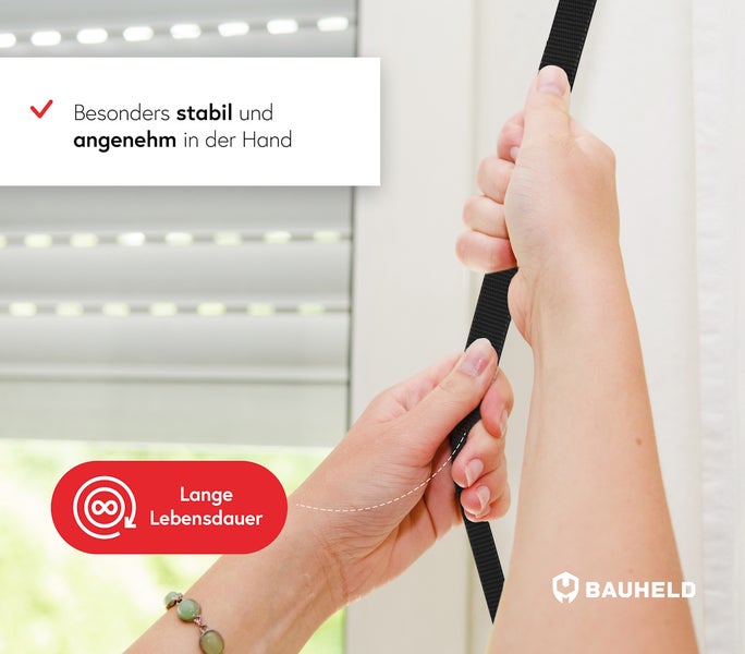 Nahaufnahme einer Person, die einen Rollladengurt bedient, Rollladenzubehör