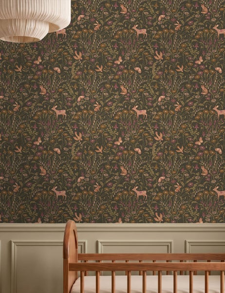 Kindertapete mit Blumenmuster sowie Rehen, Füchsen, Hasen und Vögeln über einem Kinderbett aus Holz und einer Wandtäfelung.