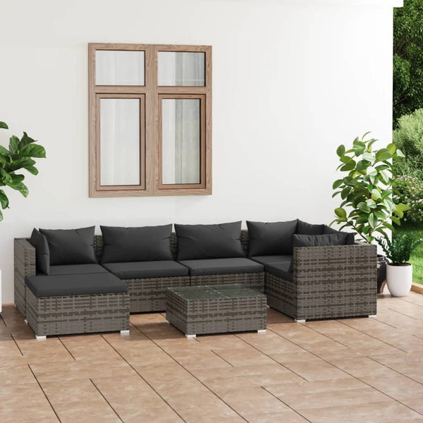 Gartenmöbelset mit Sofa, Sessel und Tisch auf einer Terrasse