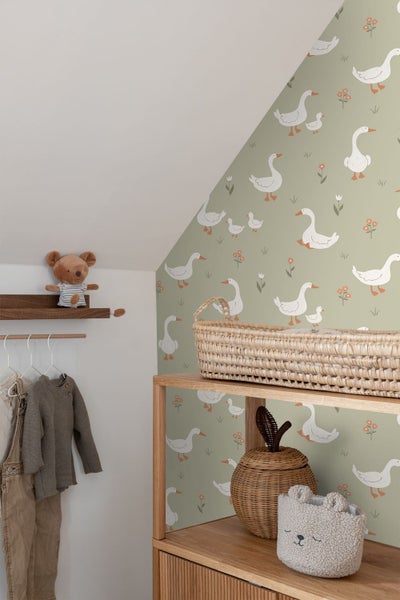 Kinderzimmer mit Tapete mit Gänsemotiv und Holzregal mit Aufbewahrungskörben