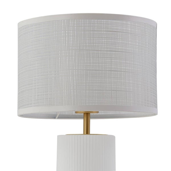 Nahaufnahme einer Stehlampe mit Schirm und geriffelter Basis