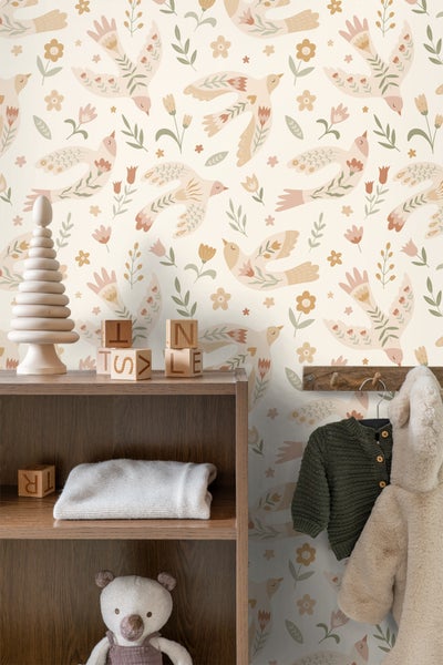 Kinderzimmer-Szene mit Tapete mit Vogel- und Blumenmuster, Holzregal mit Spielzeug und Kinderkleidung an der Wand.