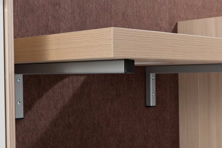 Detailansicht eines Regals mit Metallhalterungen
