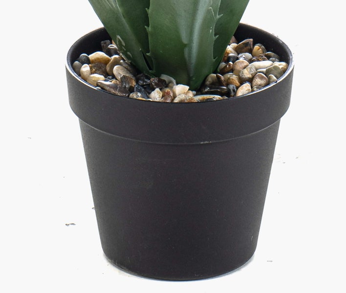 Künstlicher Geweihfarn in schwarzem Kunststofftopf, Detailansicht der Blätter.