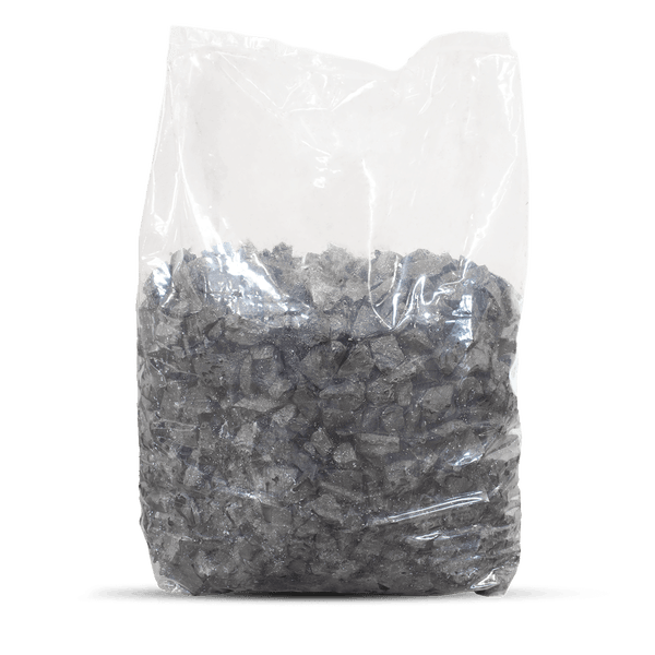 Transparenter Sack mit dunkelgrauen Ziersteinen für den Garten.