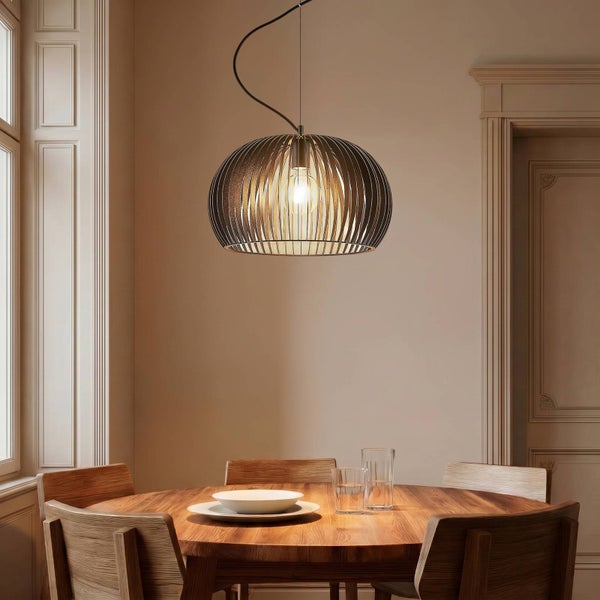 Pendelleuchte mit kuppelförmigem Schirm aus Metalllamellen über einem runden Esstisch aus Holz in einem hellen, aufgeräumten Raum.