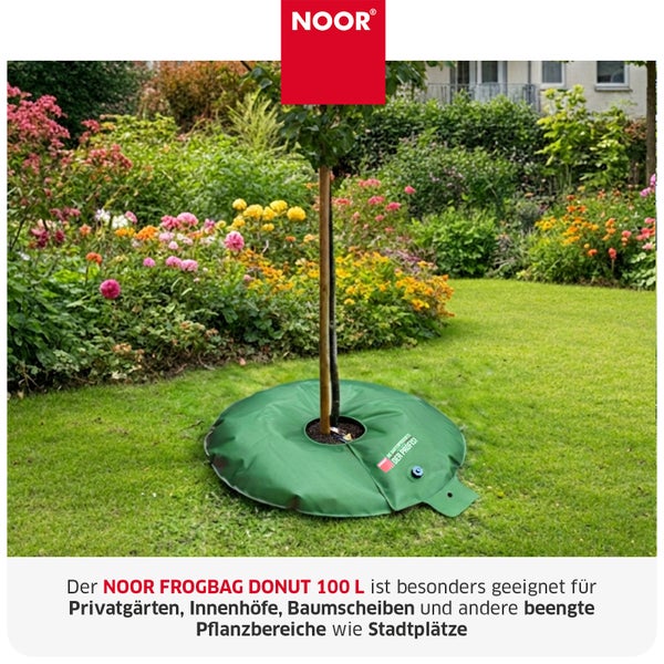 Noor Frogbag Donut 100 Liter Baumbewässerungsbeutel um einen Baumstamm im Garten platziert.
