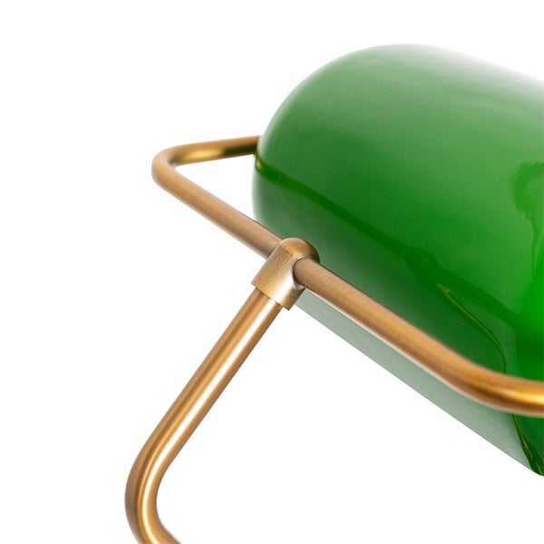 Nahaufnahme einer Bankerlampe mit grünem Schirm und goldenem Gestell