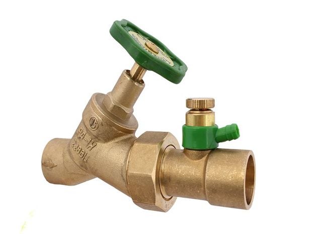 Freistromventil aus Messing mit grünem Handrad und Entleerungsventil.