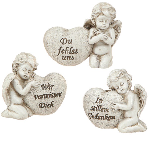 Drei Engel-Herz-Figuren mit den Inschriften Du fehlst uns, Wir vermissen dich und In stillem Gedenken