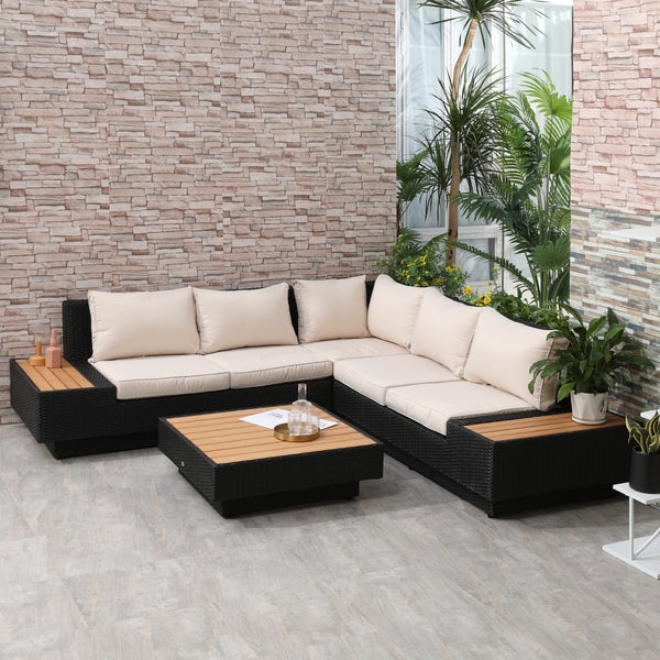 Eck-Lounge-Set aus schwarzem Polyrattan mit beigen Polstern, integrierten Holztischen und quadratischem Couchtisch.