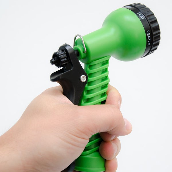Grüne Garten-Spritzbrause aus Kunststoff mit verstellbaren Sprühbildern, in der Hand gehalten.