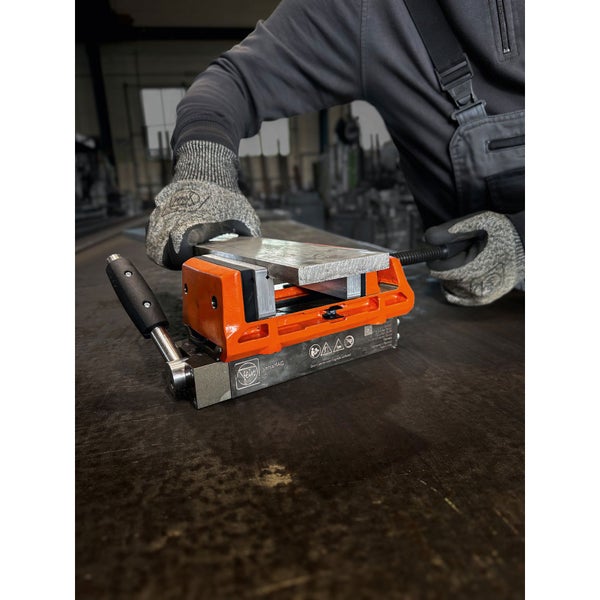 Werkbank mit magnetischem Schraubstock und Werkstück.