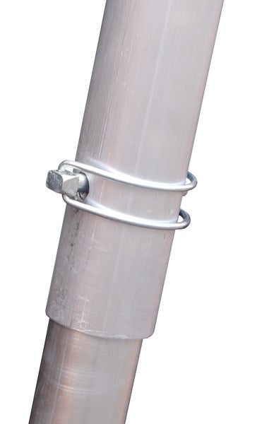 Detail einer Aluminiumrohrverbindung mit Schraubschelle