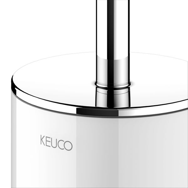 Detailaufnahme eines Keuco Badaccessoires mit verchromtem Deckel und Stiel sowie dem Keuco Logo auf weißem Gehäuse.