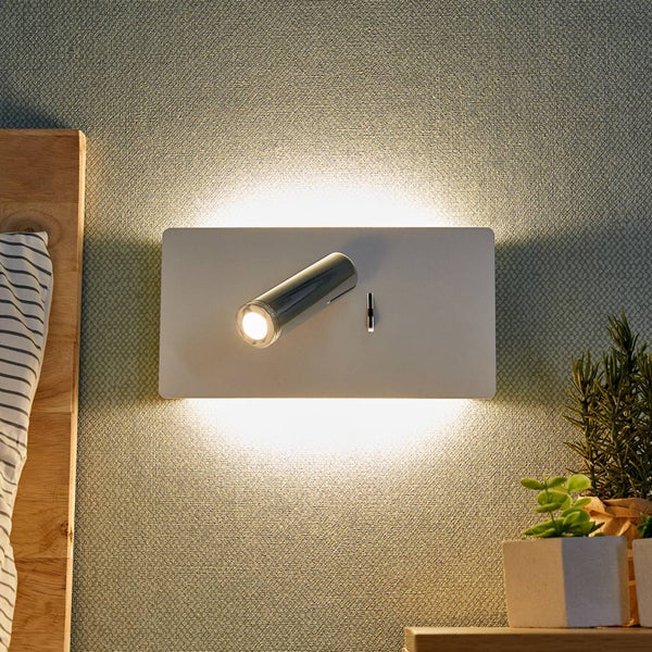 Wand-Leselampe mit rechteckiger Basis, verstellbarem Spot und Schalter für direktes und indirektes Licht neben einem Kopfteil aus Holz.