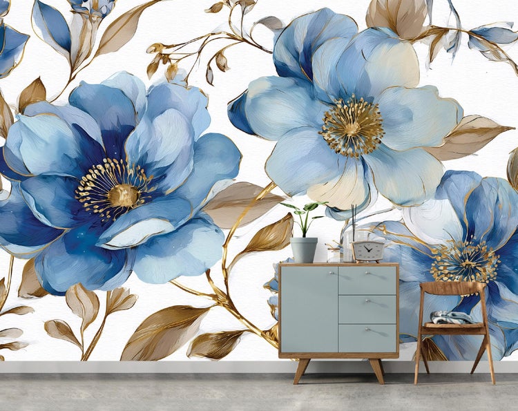 Wohnraum mit blauen Blumen Tapete, Kommode und Holzstuhl