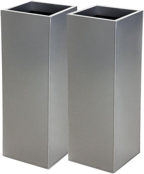 Zwei hohe, rechteckige Pflanzgefäße aus Metall in Silber.