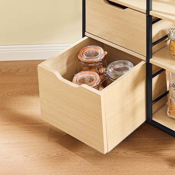 Regal mit Schublade, gefüllt mit Vorratsgläsern