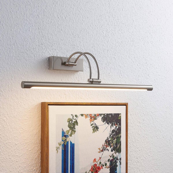 Moderne LED-Bilderleuchte aus Metall mit verstellbarem Arm, an einer Wand montiert über einem gerahmten Bild.