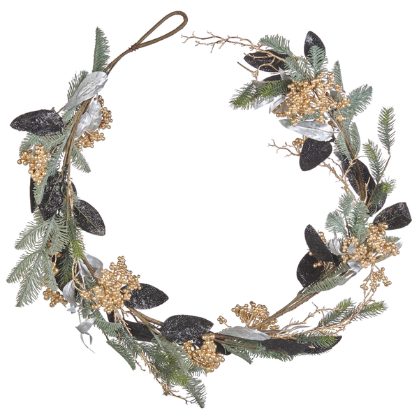 Dekorativer Türkranz mit Tannenzweigen, Blättern und Beeren für festliche Anlässe