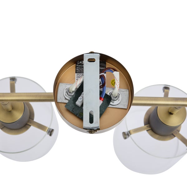 Deckenleuchte mit drei Leuchtenarmen und runden Glasschirmen, Installationsdetails sichtbar.