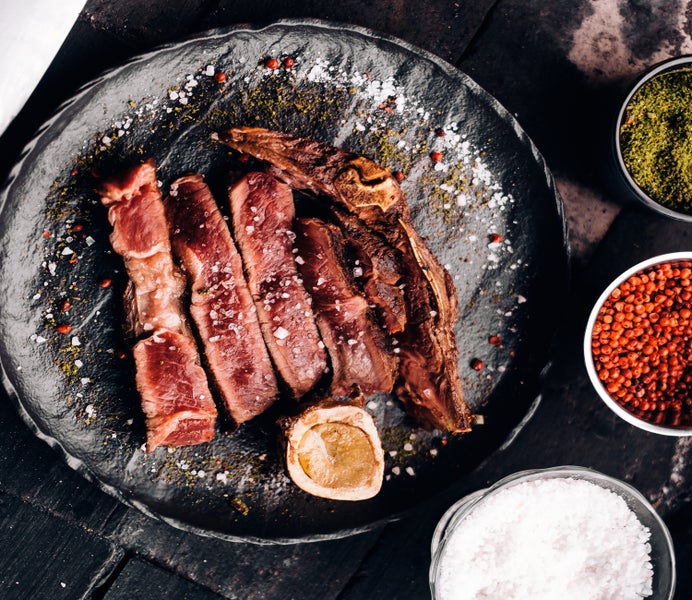 Auf einem Teller angerichtetes, geschnittenes Steak