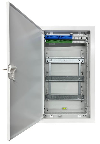 Verteilerkasten mit geöffneter Tür, drei Hutschiene-Reihen und integrierten Klemmen für die Elektroinstallation.