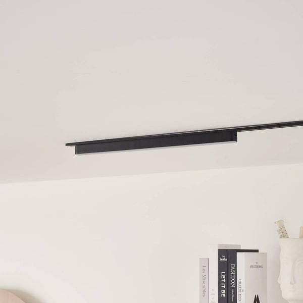 Schwarze, rechteckige LED-Leuchte mit Abmessungen: Länge 51 Zentimeter, Höhe vorne 2,8 Zentimeter, Höhe hinten 2,4 Zentimeter.