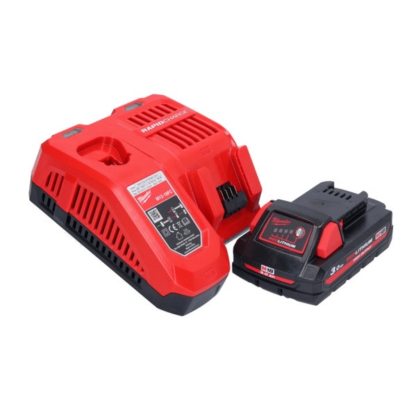Milwaukee Akku-Ladegerät M12-18FC mit einem M18 Redlithium High Output Akku mit 3,0 Amperestunden.