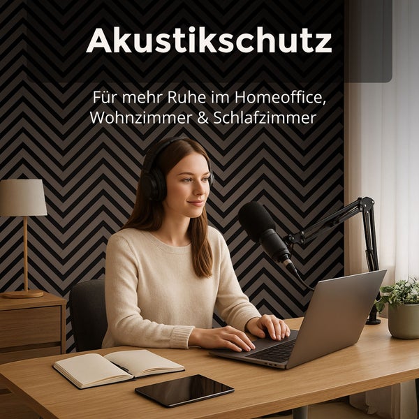 Frau im Homeoffice mit Laptop und Mikrofon vor einer Wand mit Akustikschutz-Paneelen im Zickzack-Muster.
