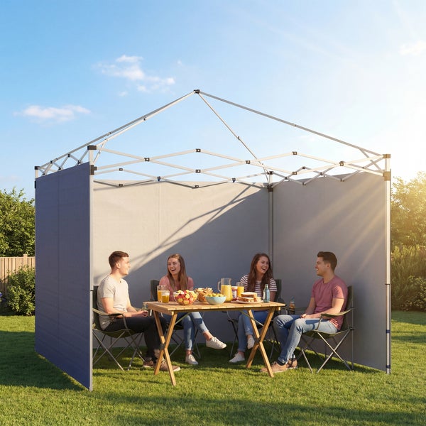 Pavillongestell mit Seitenwänden im Garten über einer Sitzgruppe mit vier Personen an einem Holztisch.