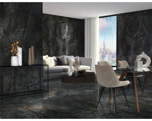 Wohnzimmer mit Boden- und Wandfliesen in Marmoroptik, Sofa und Essgruppe