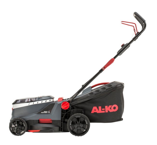 Eine Frau mäht den Rasen mit einem AL-KO Akkumulator-Rasenmäher 34.6 Lithium Comfort in einem hellen Garten mit einer Hecke.