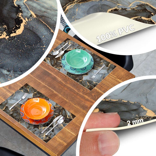 Tischset aus 100 Prozent PVC mit grau-goldener Marmoroptik, 2 Millimeter stark, auf einem Holztisch mit Tellern und Besteck.