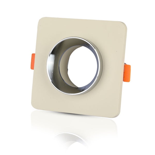 Quadratischer Einbaustrahler in Beige mit verchromtem Innenring und orangefarbenen Montageklammern.