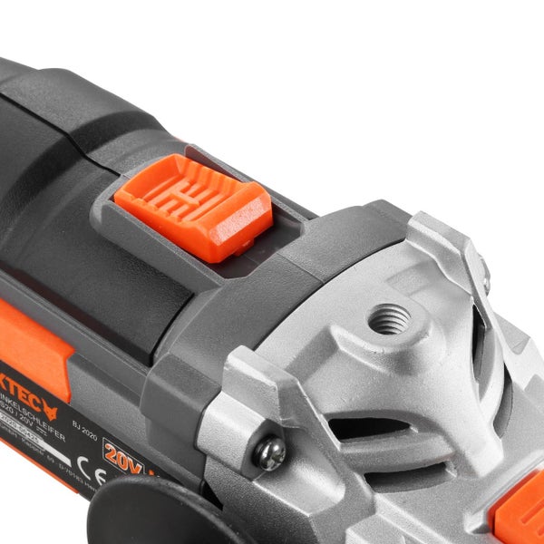 Nahaufnahme eines batteriebetriebenen 20 Volt Winkelschleifers mit orangefarbenem Schalter und metallenem Getriebekopf.
