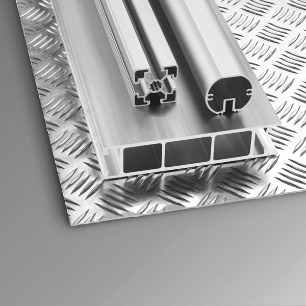 Aluminiumprofile verschiedener Formen auf einer Riffelblechplatte