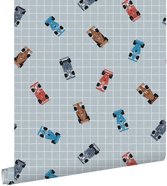 Tapetenrolle mit Rennwagenmuster auf hellem Hintergrund