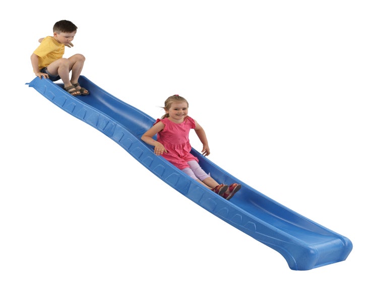 Zwei Kinder spielen auf einer blauen Rutsche aus Kunststoff für den Außenbereich.