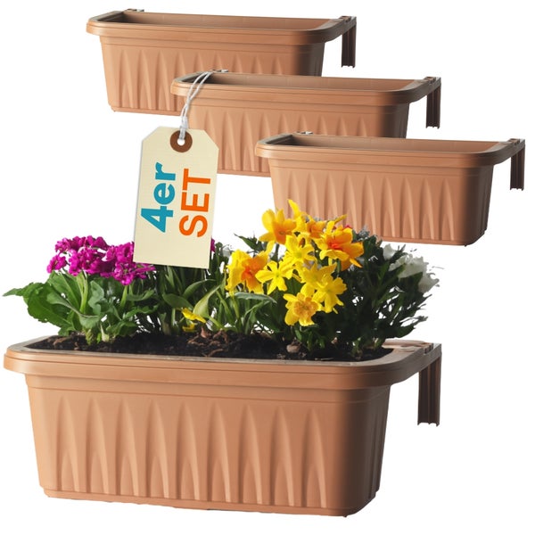 Vier braune Balkonkästen aus Kunststoff, einer bepflanzt, als Set
