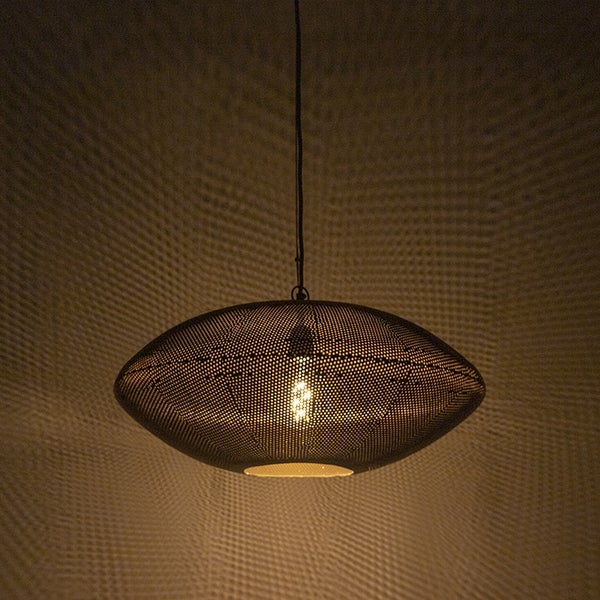 Oval geformte Hängeleuchte aus Metall mit Punktmuster