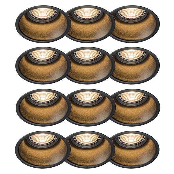 Zwölfteiliges Set runder LED Einbaustrahler in Schwarz mit goldfarbenem Reflektor und warmweißem Licht.