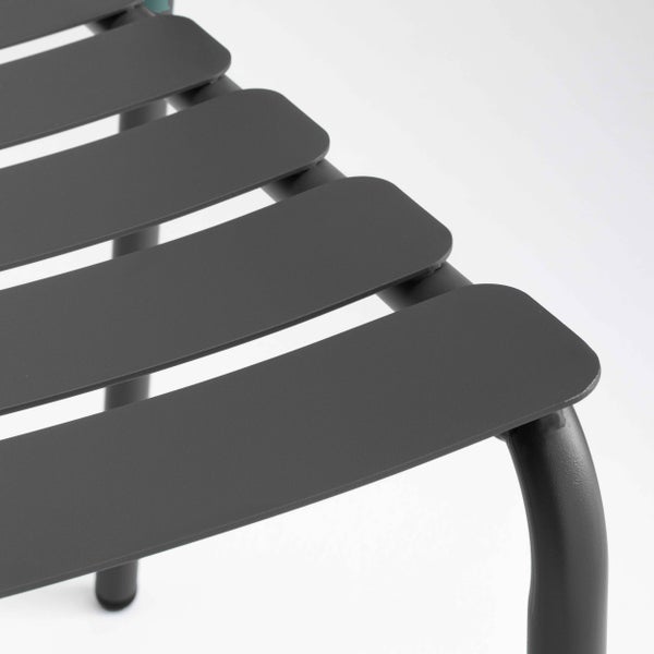 Roter Ampelschirm mit quadratischem Sonnendach, schwarzem Gestell und Standkreuz, 360 Grad drehbar.