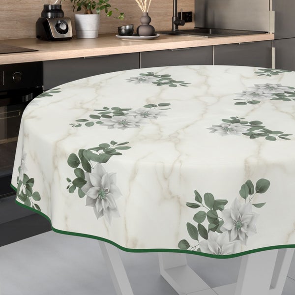 Runde Tischdecke mit Marmormuster und Blumendekor auf einem Küchentisch