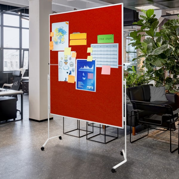 Moderationstafel FOLD - klappbare Metaplanwand mit Filz-Oberfläche - mobil dank Rollen - beidseitig nutzbar - Filz-Moderationswand 120x150 cm - Rot