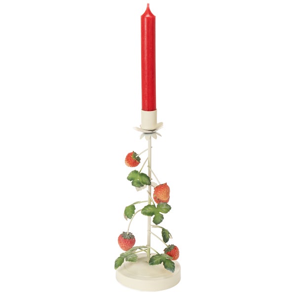Kerzenständer mit Erdbeer-Dekor und einer roten Stabkerze.