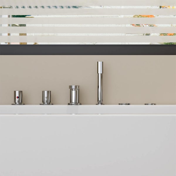 Wannenrandarmatur in glänzendem Chrom für die Wannenrandmontage mit separater Handbrause an einer weißen Badewanne