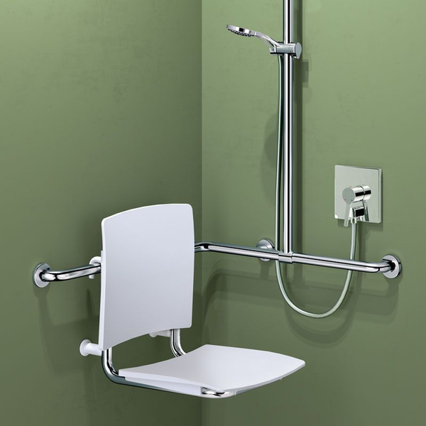 Barrierefreie Dusche mit weißem, klappbarem Duschsitz, Winkegriff aus verchromtem Metall und Unterputz-Duscharmatur.